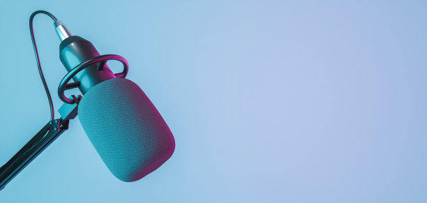 带有红蓝霓虹灯的演播室麦克风横幅图片下载