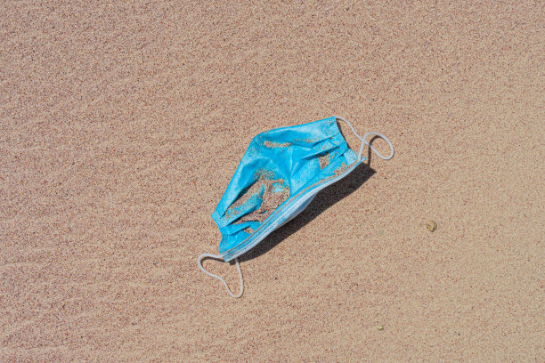 海滩上的单口面罩。图片下载