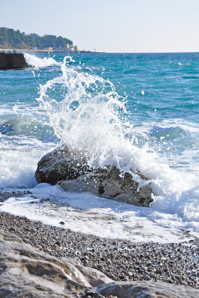 波浪溅在石头上。夏季旅行。图片下载