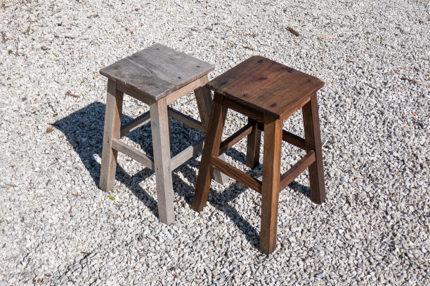 两个木凳的比较。一个旧的和毁坏，另一个处理和浸渍油和底漆图片下载