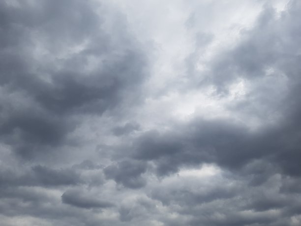 灰色蓬松的云在天空的背景图片下载