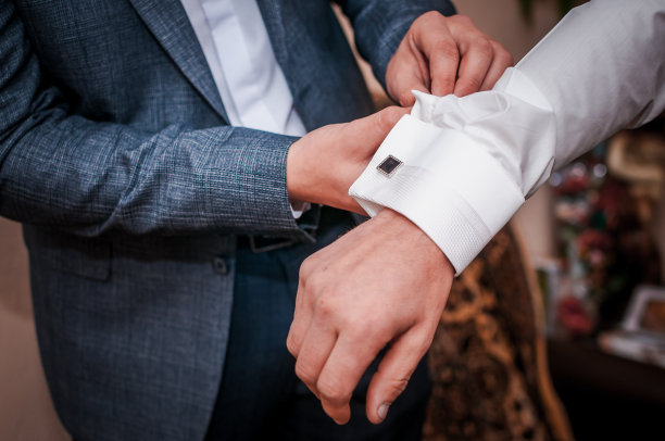 那个穿白衬衫的人的朋友系紧了他的袖子图片下载