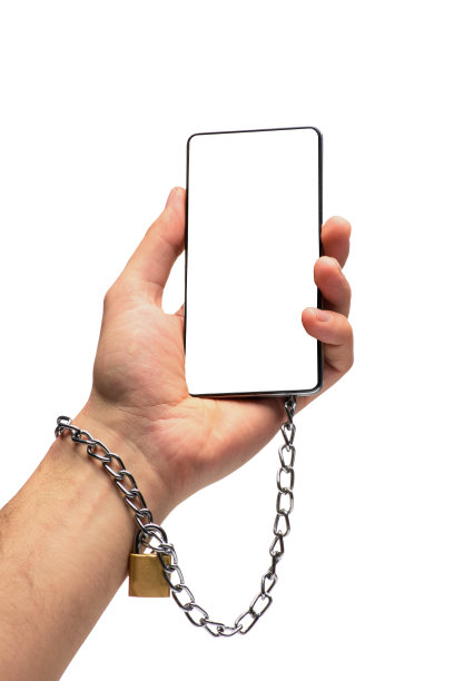 一个男人的手被链子绑在智能手机上。孤立在白色背景上。这个概念依赖于技术、电话、社交网络和博客。图片下载
