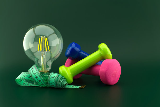 灯具、哑铃和胶带的生活理念图片下载