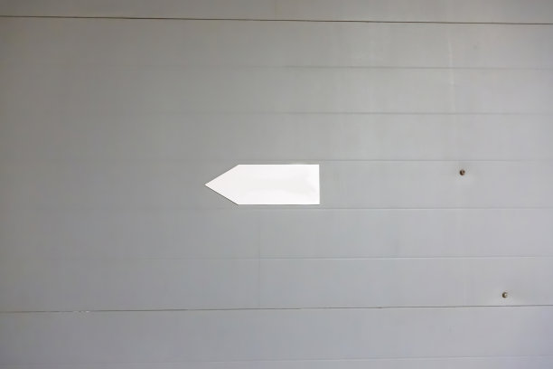 灰色墙壁上的白色空白铭牌图片下载