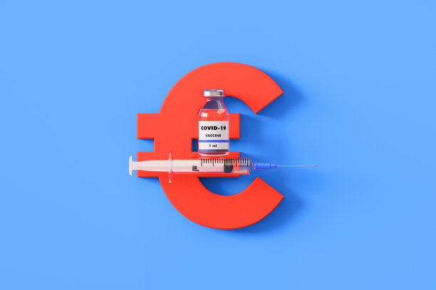 注射器和COVID-19疫苗瓶放置在蓝色背景的欧洲符号上图片下载