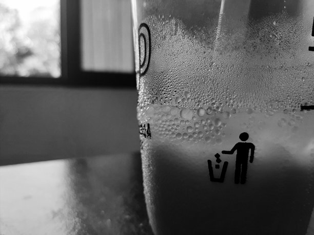 用塑料包装饮用后，不要忘记扔进垃圾桶。图片下载