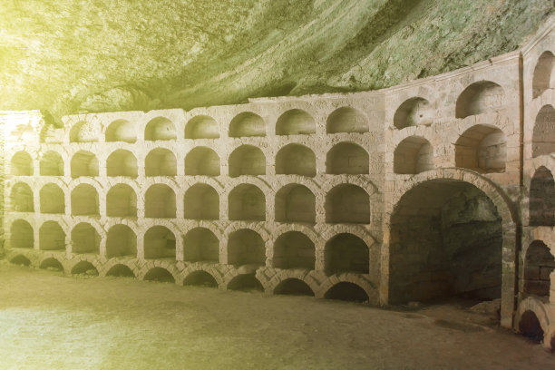 古老的酒窖。清空架子上的瓶子。在黄色夕阳的照耀下。图片下载