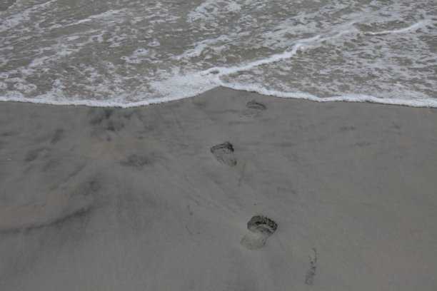 沙滩上的足迹图片下载