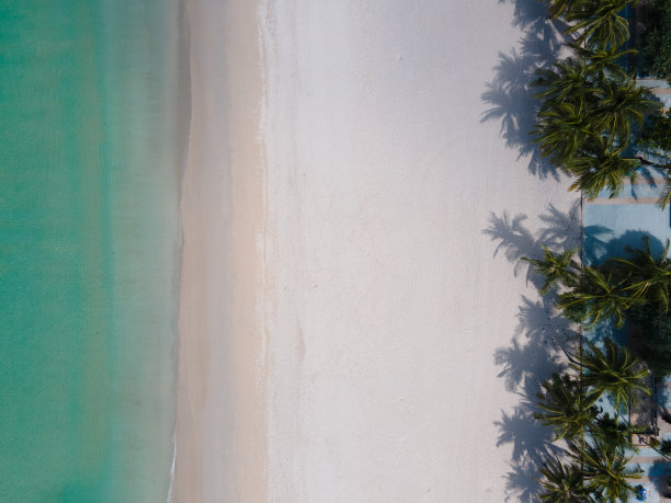 鸟瞰图俯瞰海滩，海沙在视角的无人机图片下载