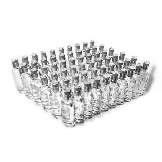 60瓶没有标签的纯酒精。白色隔离瓶的家庭酒精饮料。以蒸馏为基础的小型白酒生产。空瓶子排成一排。图片下载