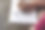 一位中年妇女用铅笔在白纸上画画。图片下载