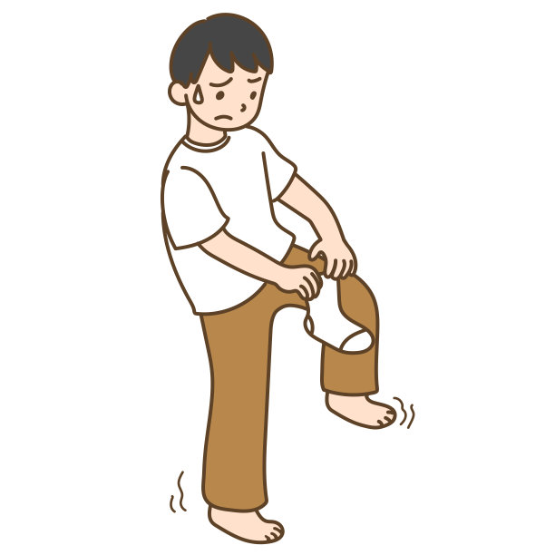 男人在穿袜子时很难保持平衡图片下载