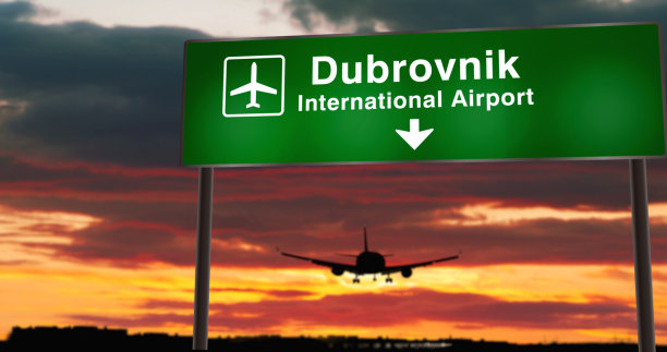 一架飞机降落在克罗地亚杜布罗夫尼克机场，飞机上有指示牌图片下载