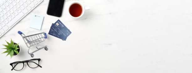 顶视图的网上购物概念与信用卡，智能手机和电脑。图片下载