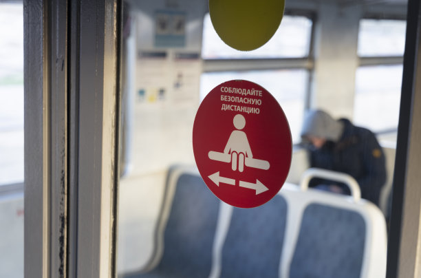 电动列车门上的红色运输标志用俄语写着“观察安全距离”图片下载