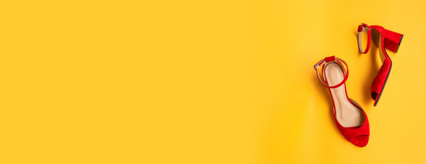 黄色背景上的红色女鞋。平躺，俯视图图片下载