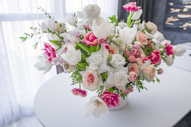 一束粉红色的牡丹和玫瑰。卡片概念，柔和的颜色，近距离图像图片下载