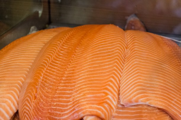 准备美味新鲜的三文鱼片，美味的鱼片图片下载