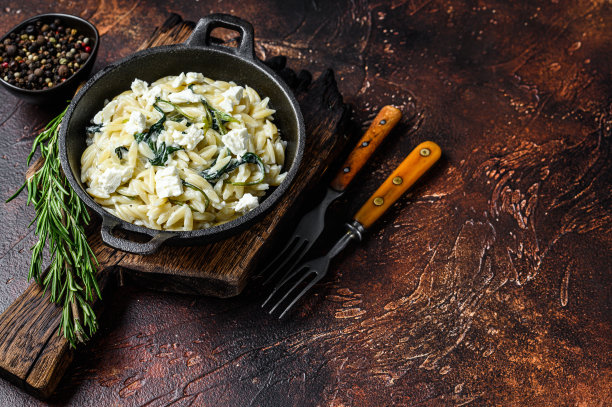 谷物和绿色蔬菜，菠菜。深色木制背景。前视图。本空间图片下载