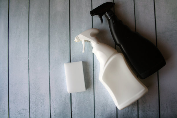 在木质表面上喷洒清洁剂。图片下载