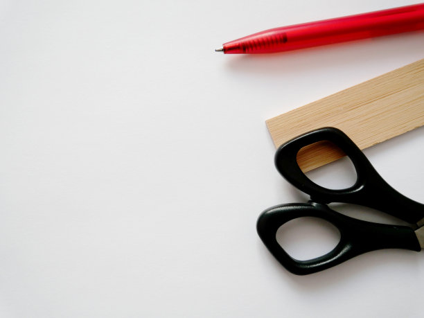 剪刀，尺子和圆珠笔图片下载