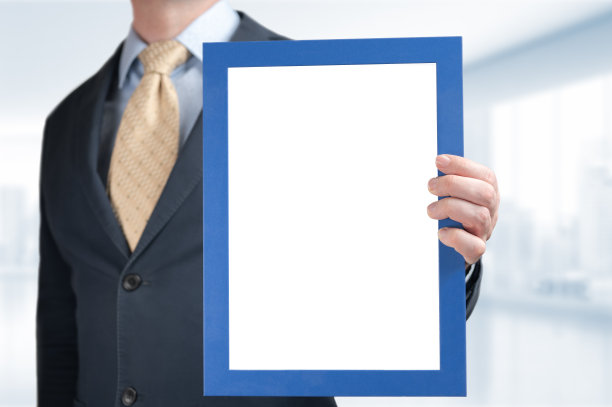 商人持有空白空白的证书，文凭，绘画模型框架。模型商人持有图片证书毕业文凭框架。图片下载