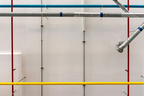 天花板上有水气管道系统。图片下载