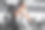 运动女孩在健身房锻炼。健身女人在紧身裤图片下载