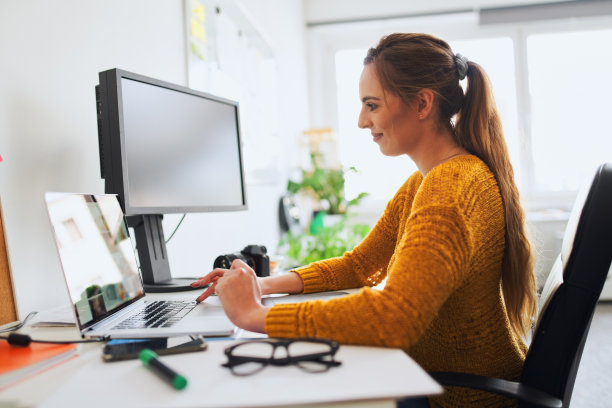 女摄影师在她的工作室工作图片下载