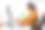 女摄影师在她的工作室工作图片下载