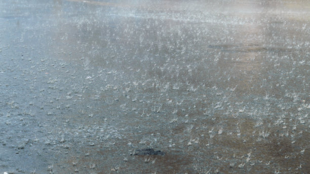 季雨落在城市街道上。美丽的大自然背景图片图片下载