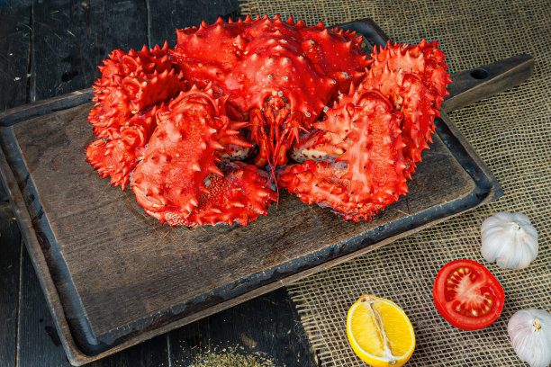 木砧板上的带刺蟹图片下载