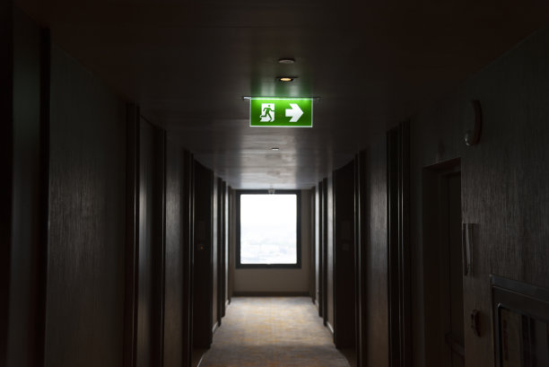 公共建筑紧急事故及火灾疏散时，应点亮紧急出口绿灯。图片下载