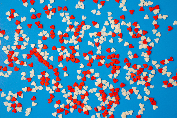 蓝色背景上五颜六色的小心形图片下载