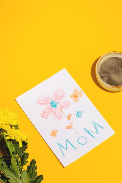 孩子给母亲节的礼物——一张照片上的卡片和早上带花的咖啡。图片下载