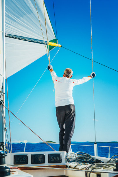 帆船赛上的帆船队员图片下载