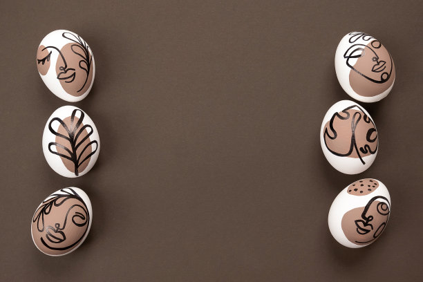 复活节快乐的概念。棕色背景上的鸡蛋上超现实的面孔。艺术和网络风格。俯视图平放复制空间图片下载