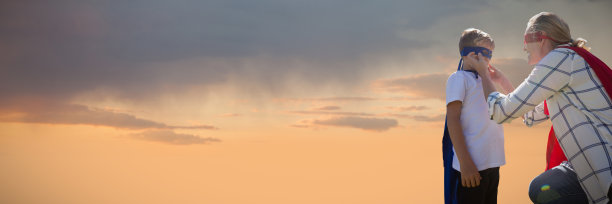 母亲和儿子假装超级英雄的合成图片图片下载