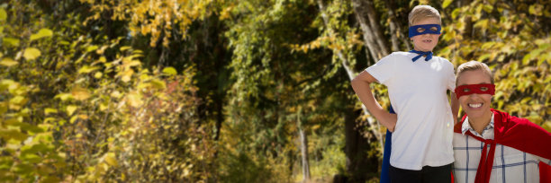 母亲和儿子假装成超级英雄的合成图像图片下载