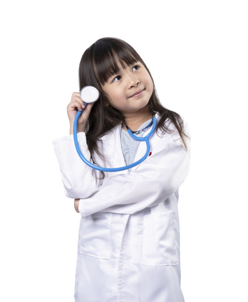 微笑的小女孩在医疗制服手持听诊器，医疗保健和医疗概念，孤立在白色背景与剪切路径图片下载