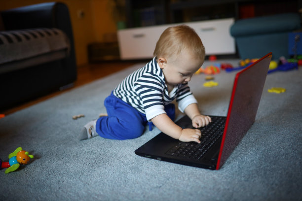 小男孩在玩笔记本电脑图片下载