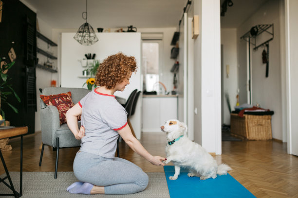 一个年轻的白人女人和她的狗在家里图片下载