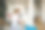 一个年轻的白人女人和她的狗在家里图片下载