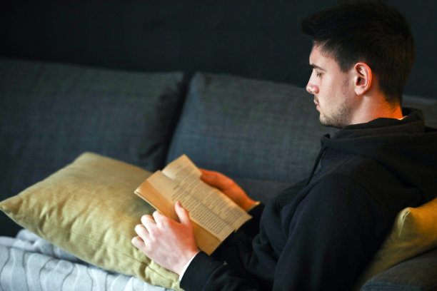 年轻人在和平中读书，使个人成长，在大流行中在家花时间，读书图片下载