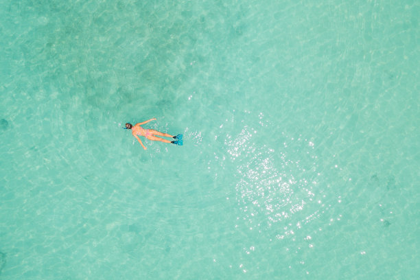 一名女子在马尔代夫潜水的无人机照片图片下载