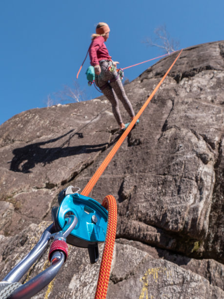登山者攀登岩壁图片下载