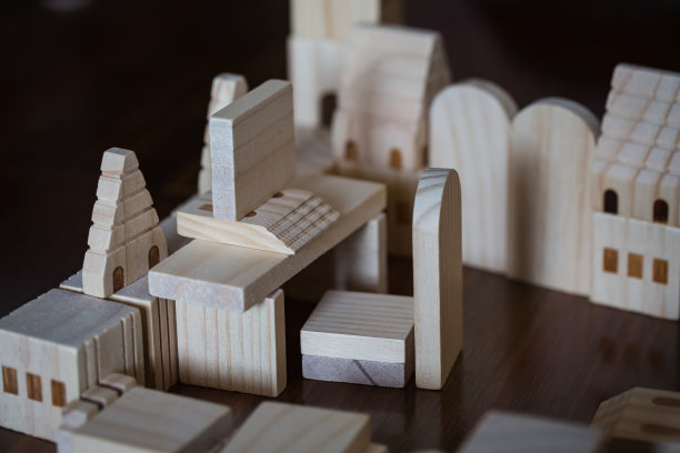 电脑，书桌和椅子由木制城堡积木-家庭办公室图片下载