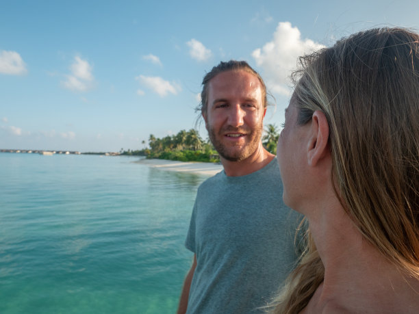一对浪漫的情侣在马尔代夫度假图片下载