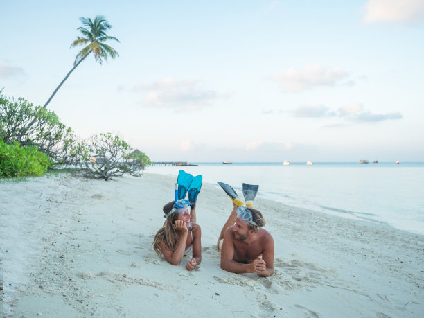 浮潜情侣躺在海滩上图片下载